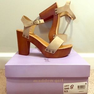 ✨Size 6.5 Madden Girl Lift Platform Sandal ✨